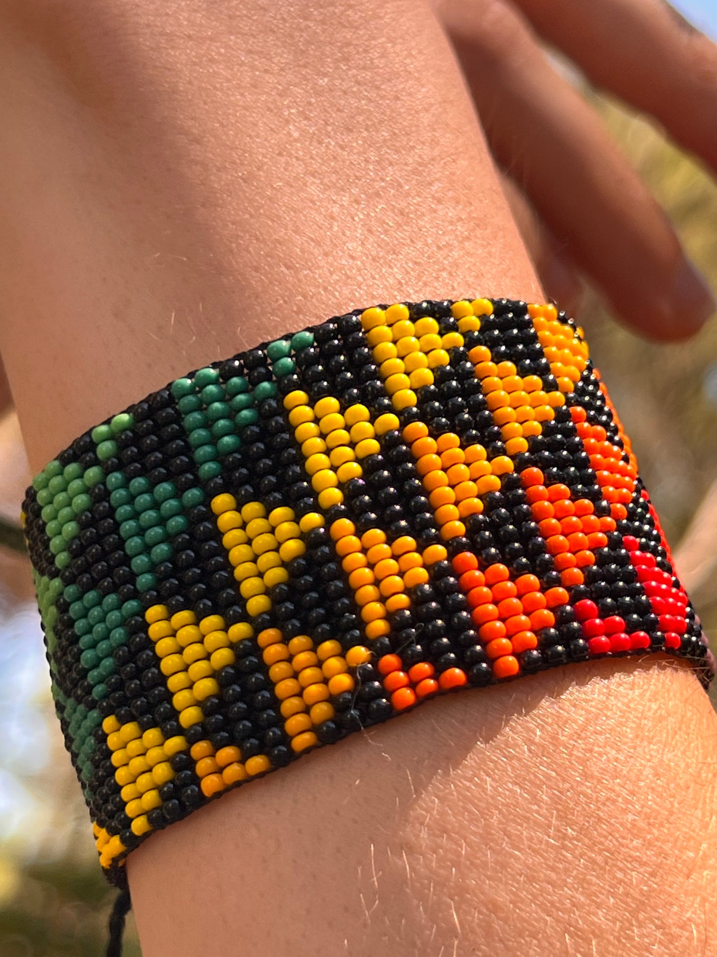 Black bracelet with multicoloured patterns Yanacona 4 cm x 15 cm