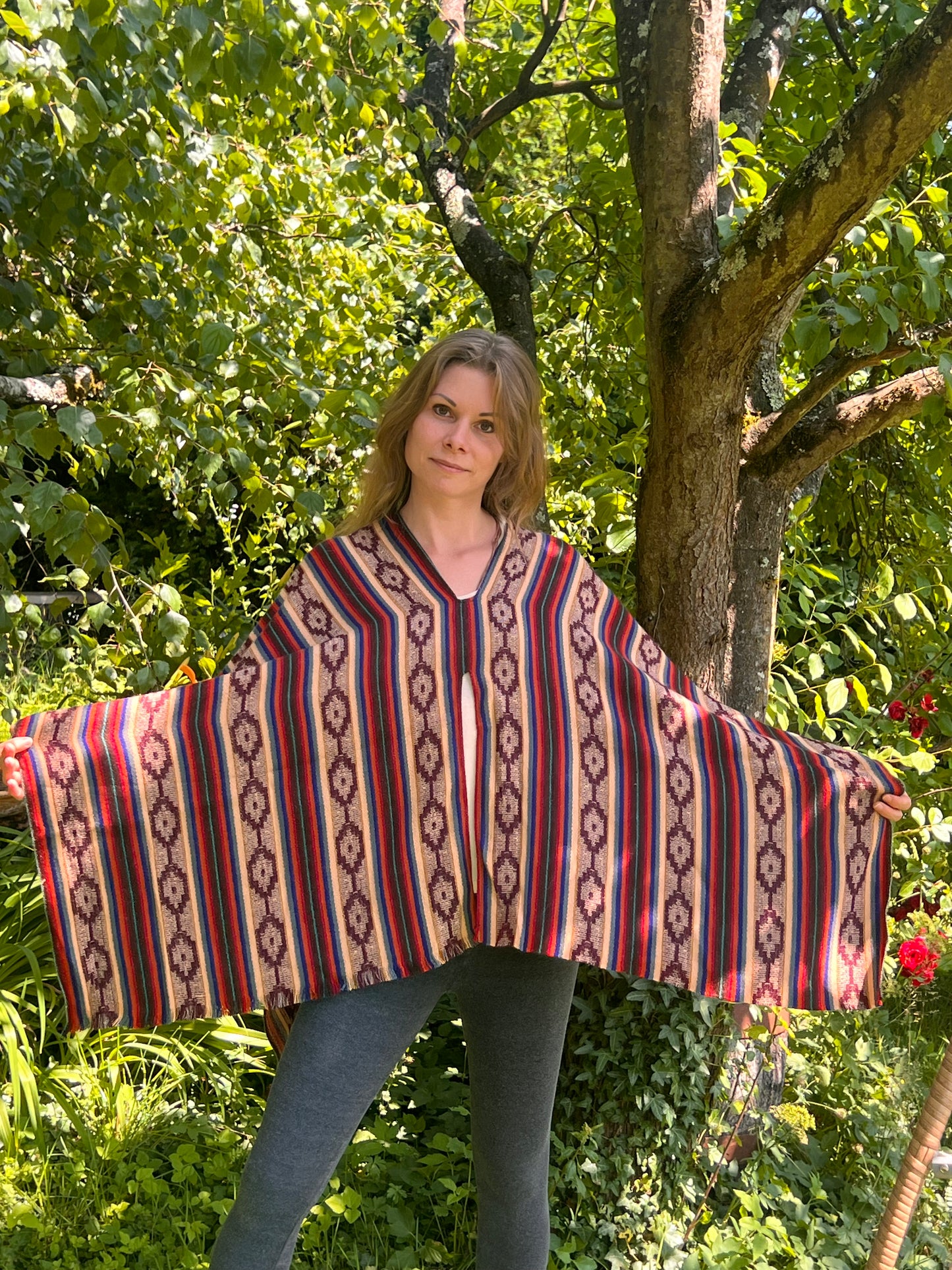 Hermoso poncho multicolor
