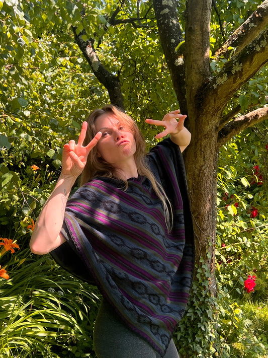 Schöner mehrfarbiger Poncho