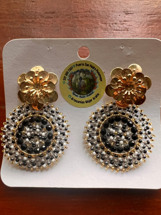 Round black-silver-white earrings with flower closing Yanacona