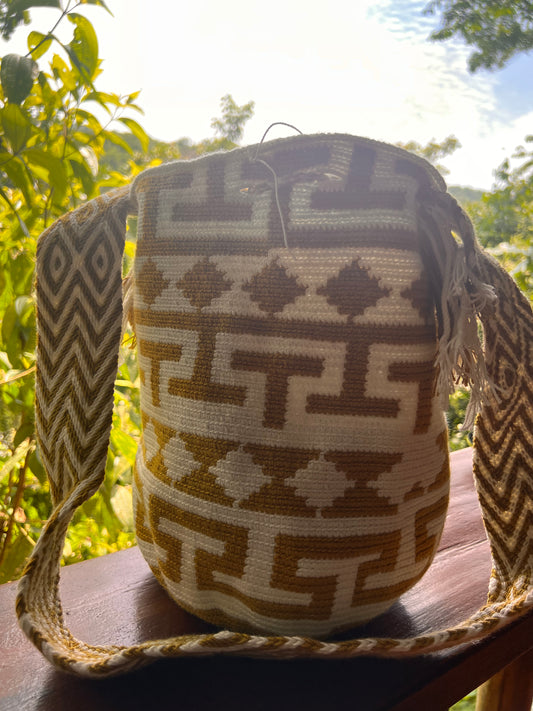 White Wayúu bag with warm yellow patterns