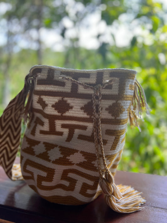 White Wayúu bag with warm yellow patterns