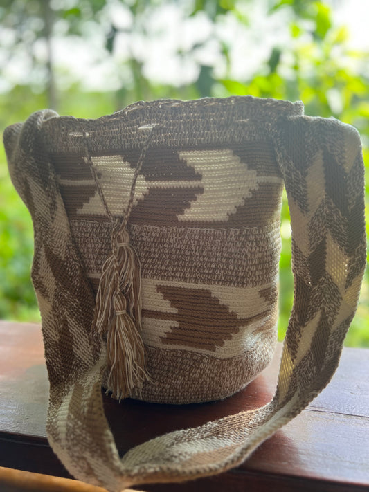 Beige Wayúu bag with white patterns