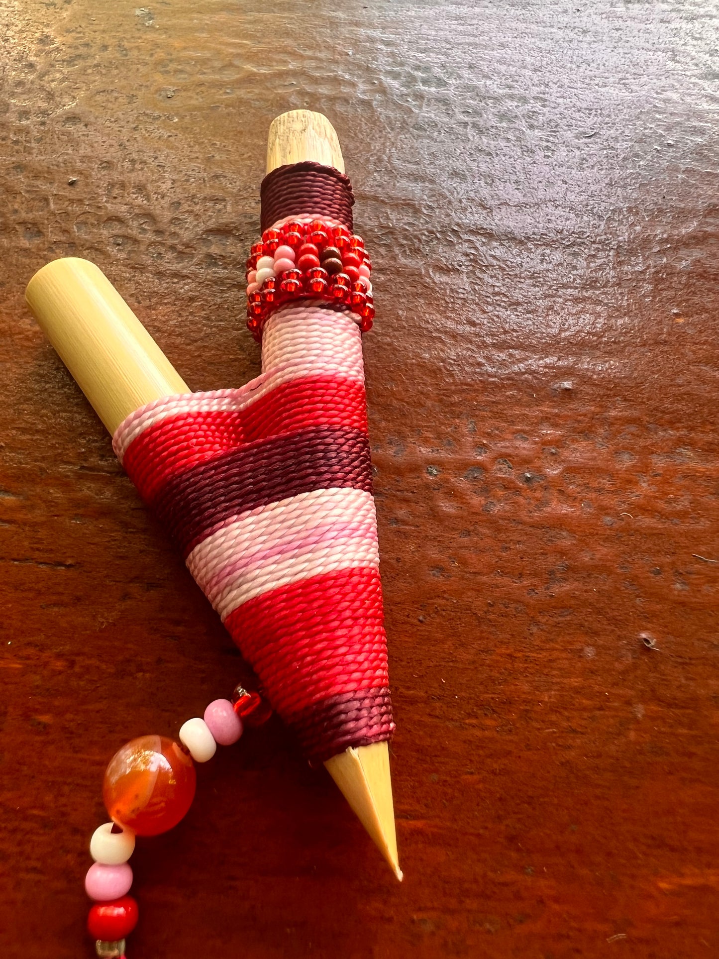 Red-burgund Bamboo Kuripe with feather and pearls