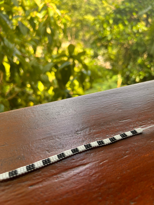 Small white & black bracelet Yanacona 0,5 cm x 13 cm