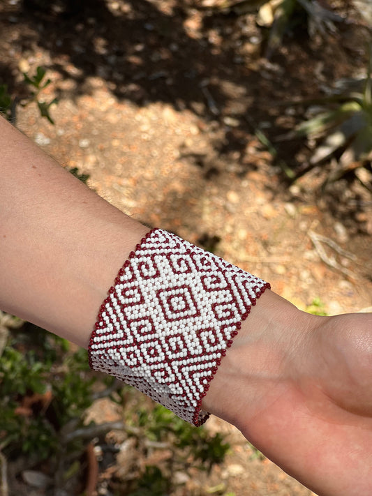 White Huni Kuin bracelet with burgund patterns 5 cm x 18 cm