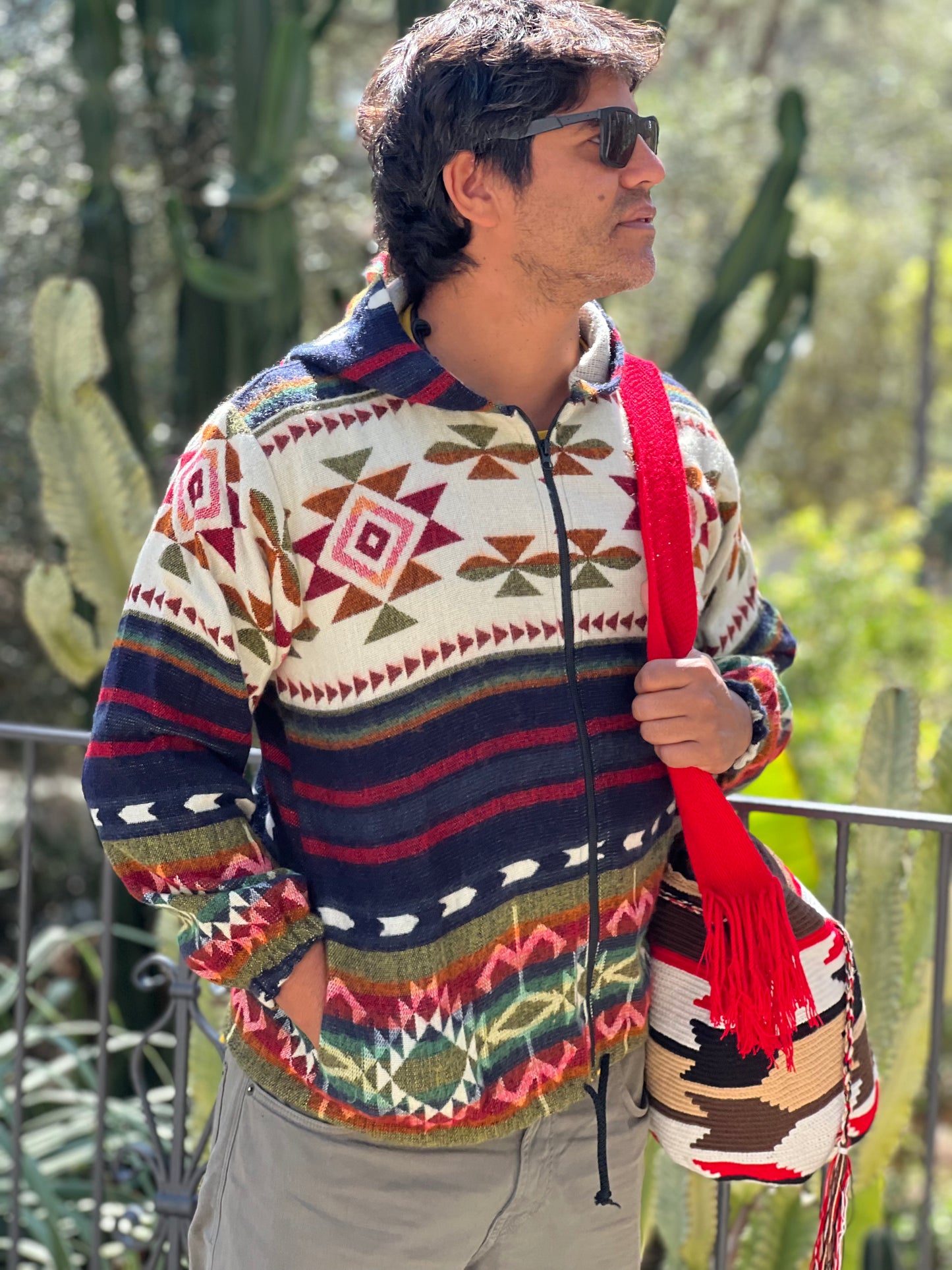 Wayuu bag with red, white and brown patterns