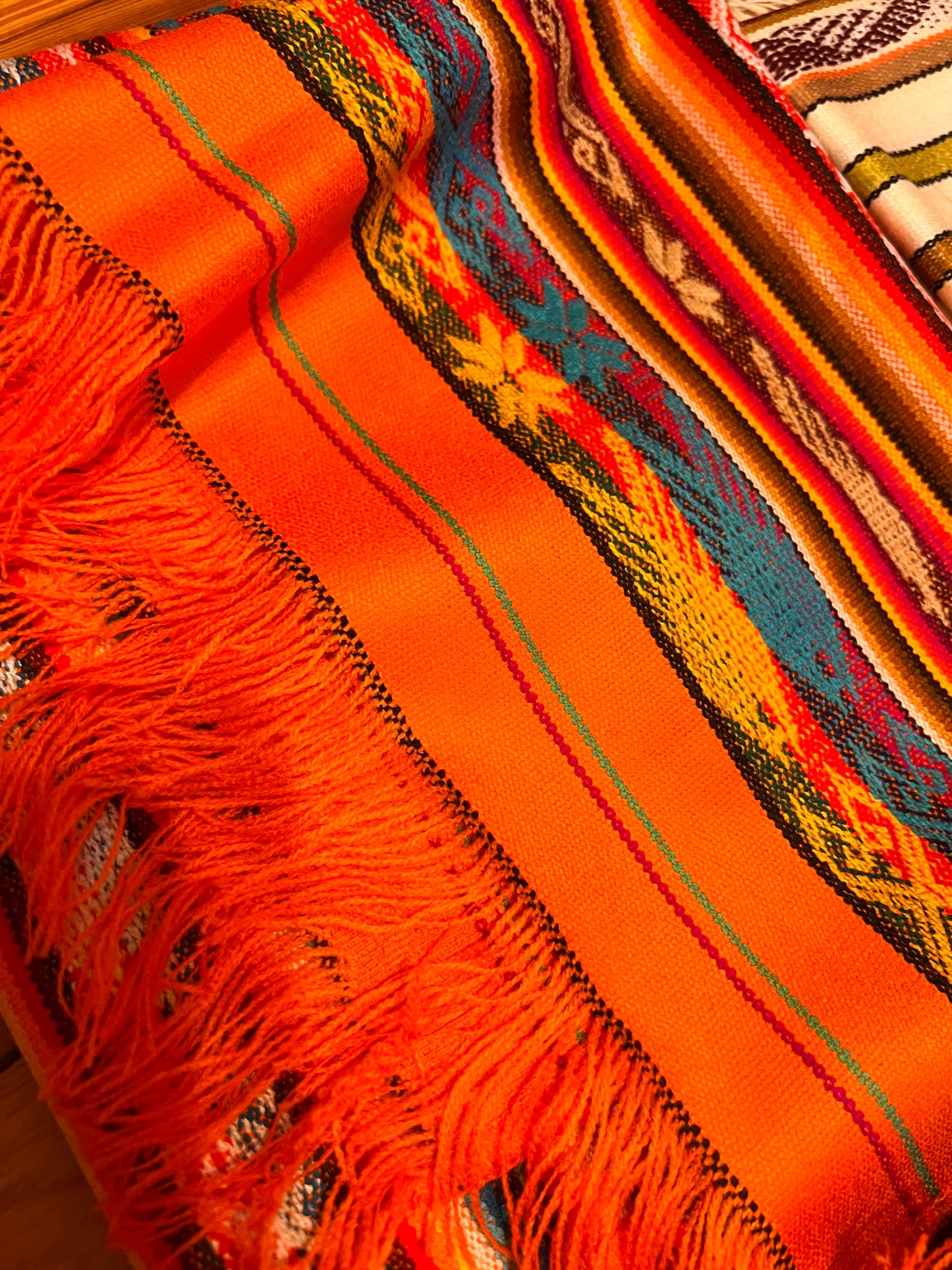 Orange Tischdecke mit bunten Mustern 50 x 160 cm