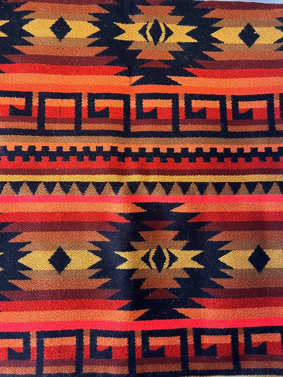 Mantel de ceremonia rojo con motivos multicolores 50x160 cm