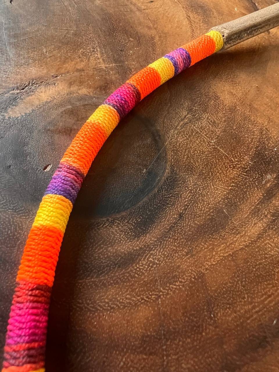 Regenbogenfarbener biegsamer Bambus-Tepi