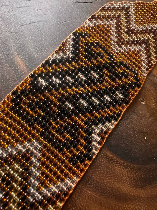 Hellblaues Armband mit mehrfarbigen Mustern Inga Kamentsa 4 cm x 15 cm 