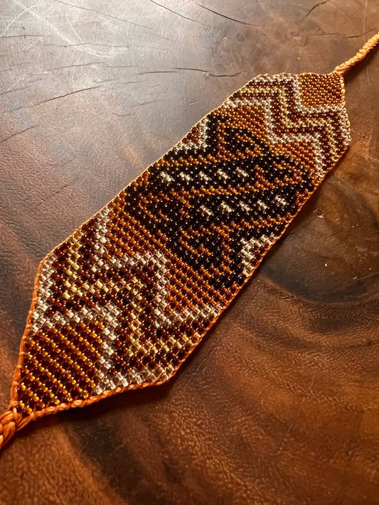 Hellblaues Armband mit mehrfarbigen Mustern Inga Kamentsa 4 cm x 15 cm 