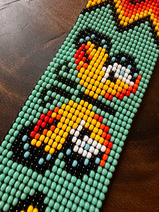 Hellblaues Armband mit mehrfarbigen Mustern Inga Kamentsa 4 cm x 15 cm 