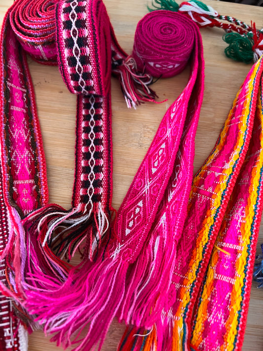 Magentafarbenes Band