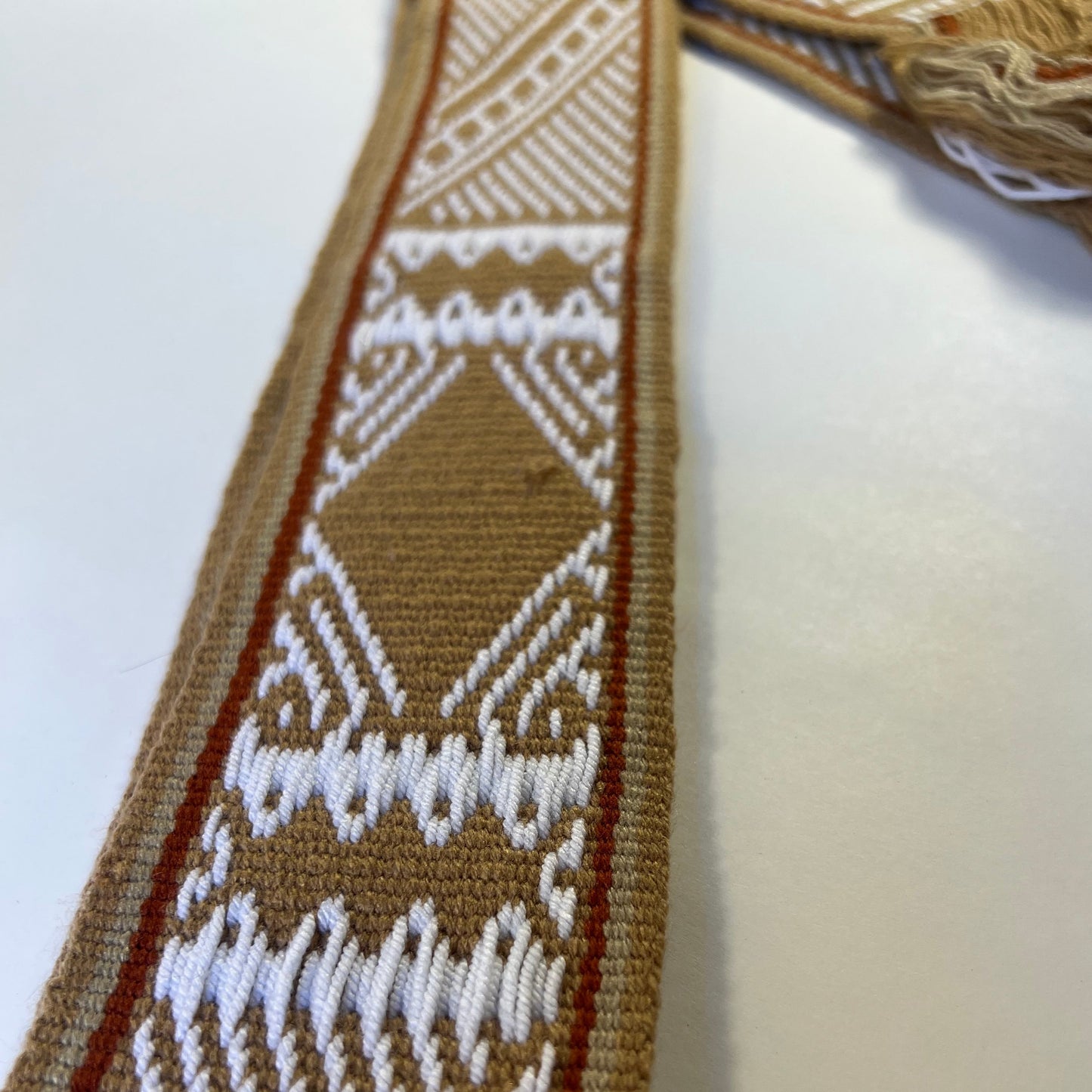 Beige ceremony belt with white patterns 9 cm x 200 cm